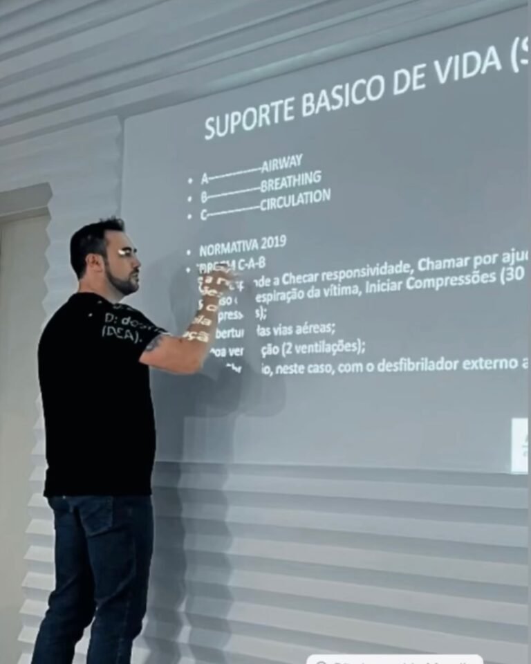 Instagram post from dr.molinari.cirurgia. This post is in position 14.